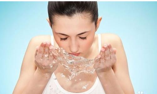水润肌喝足水 6滴水拯救干燥肌肤