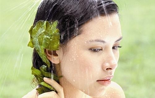 预防毛囊炎用流水洗头
