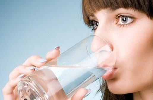正确的喝水会让肌肤水润的