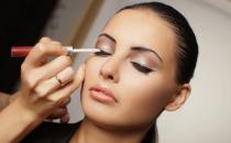 化漂亮的烟熏妆总共分几步完成