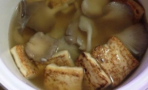 女人美白补水 推荐蘑菇豆腐汤