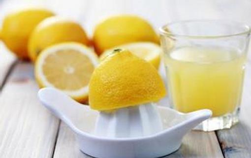 柠檬水有什么功效？喝的时候应该注意什么？