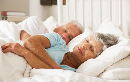 老人选床有讲究 睡软床存在健康隐患