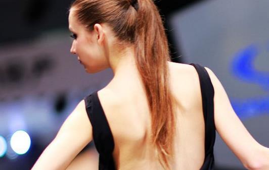 三招让你练就性感双肩