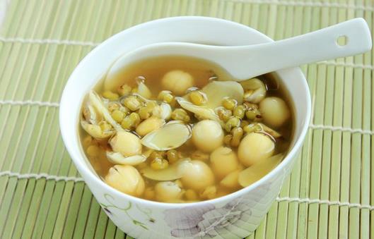 常用黄连,莲子心等药物清心泻火.