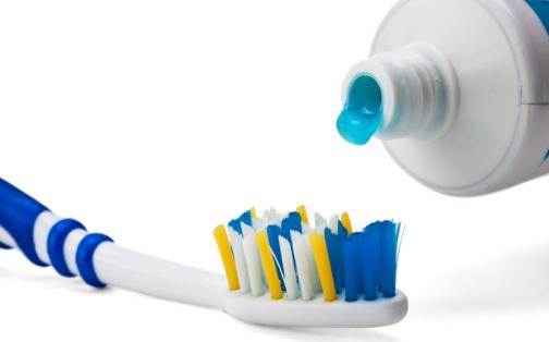 废旧牙刷别扔掉教 你牙刷的另类用法