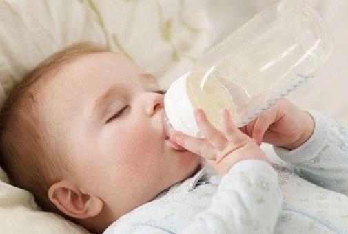 宝宝经常换奶粉好吗？如何给婴儿换奶粉？