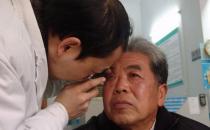 老年性白内障是这样引起的