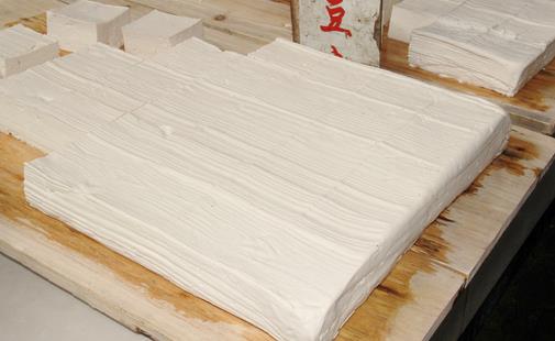 豆腐购买三步走 摸摸看看再闻闻