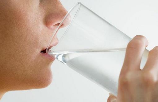 老年人睡前多喝水可预防脑血栓
