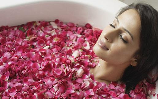 揭秘!女人洗澡丰胸真的靠谱吗?