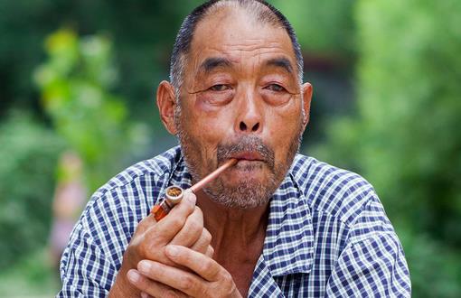 老人吸烟可引发冠心病！