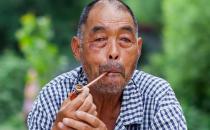 老人吸烟可引发冠心病！