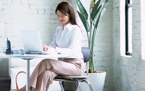 几个恶习让女性屁股变大