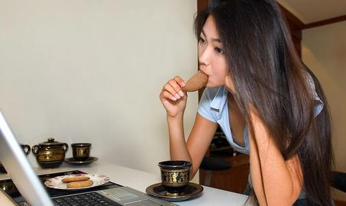 电脑美女月经不调需要及时补肝