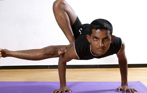 练瑜伽的好处 男性瑜伽改善体质塑体型