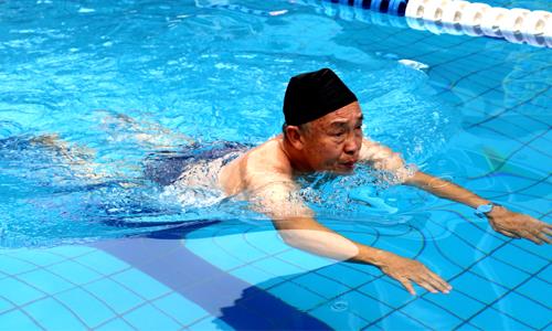 老人学游泳要注意12件事
