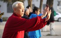 老人晨练后不要马上睡回笼觉