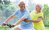 老人骑自行车能减缓腿部衰老速度