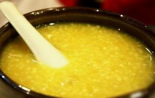 老人喝热姜粥能暖胃