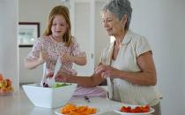 老人饮食7原则 不要用铝制餐具