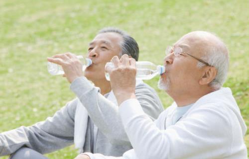 老年人喝水的正确方法