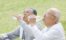 老年人喝水的正确方法