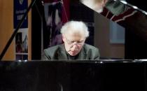 老年人弹钢琴有什么好处