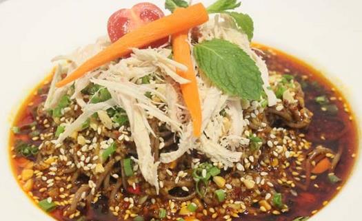 鸡丝拌木耳解腻清肠补虚养身