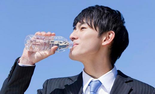 男性多喝水可提升精子质量