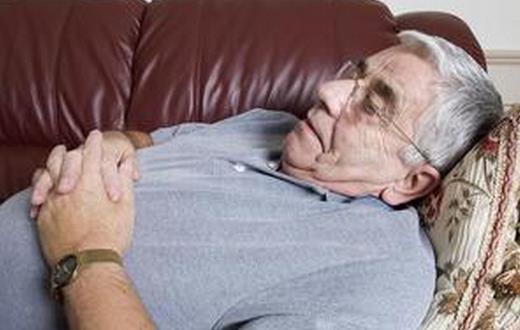 老人爱打瞌睡可能是病