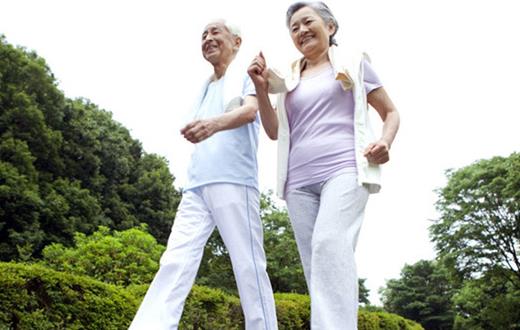 研究显示步行快老人易高寿