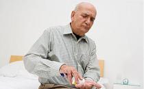 老人为什么会出现尿血