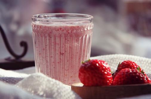 夏季清爽饮品：草莓奶昔的做法