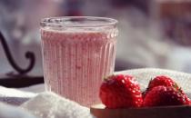 ​夏季清爽饮品：草莓奶昔的做法