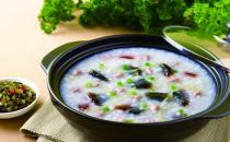 皮蛋瘦肉粥虽好吃 老人吃多危害大