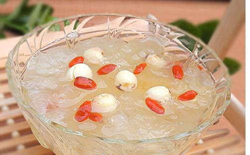 老年人尿频,多喝莲子枸杞汤