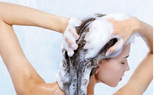 生孩子过程中大量出汗,加之产后汗液增多,会使头皮及头发变得很脏,并