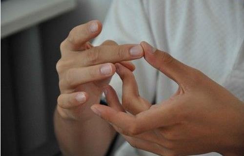 老人多做手指运动防痴呆