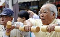 老人久坐过后应做做扩胸运动