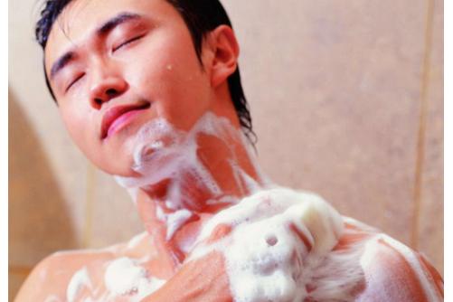 洗澡时一些小动作有助于男性健康