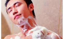 洗澡时一些小动作有助于男性健康
