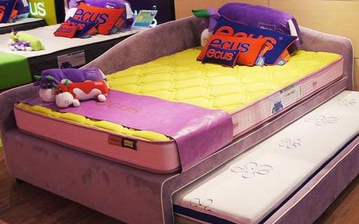 过软过硬的床垫都不利孩子脊柱健康