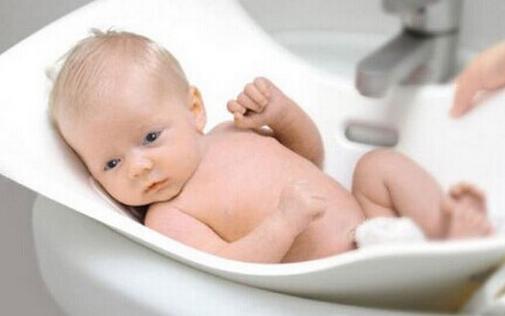 男童洗澡爱盯浴霸两月失明