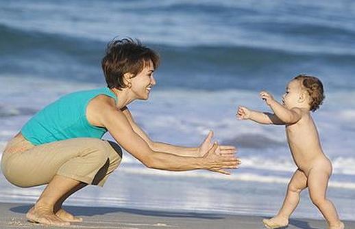 婴儿早教：训练一岁宝宝的动作能力