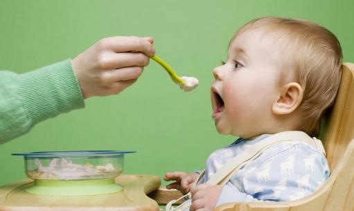 6种错误吃饭方式损害宝宝健康