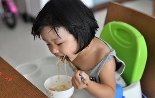 研究发现左撇子儿童易心理失衡