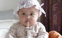 合适的喂奶方式可防止宝宝吐奶