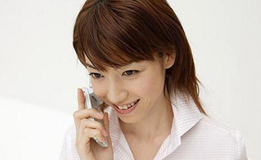 社交场所使用手机要注意礼仪