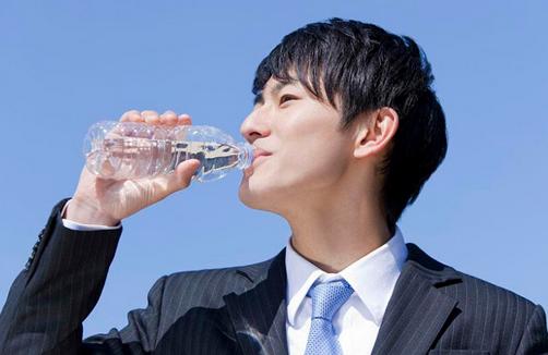 男人多喝水能滋养前列腺